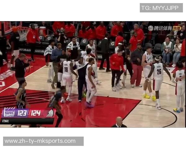 开拓者官方分享凯勒布乐福离开球馆时携篮球的温馨瞬间