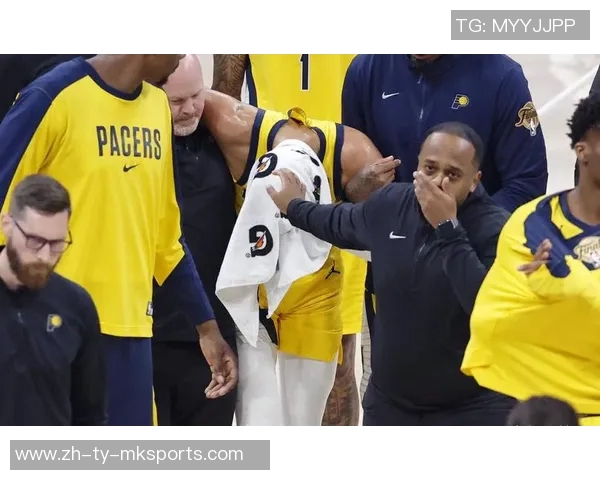 浓眉因双侧跟腱劳损在场边沉思队友们纷纷表现出担忧神情 浓眉因双侧跟腱劳损在场边沉思队友们纷纷表现出担忧神情